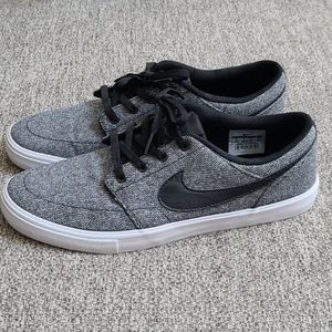NIKE SB CHARGE SNEAKERS